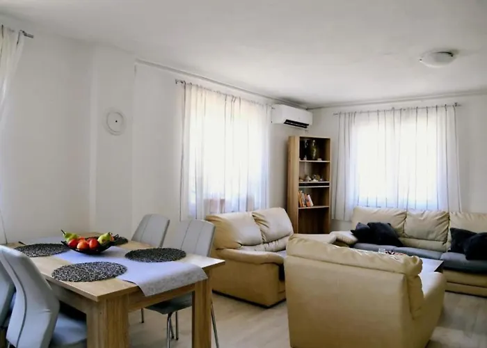 Vikendica Mumy - Four Bedroom With Pool *
