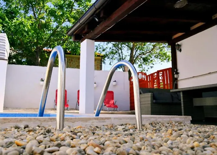 Mumy - Four Bedroom With Pool Vikendica *