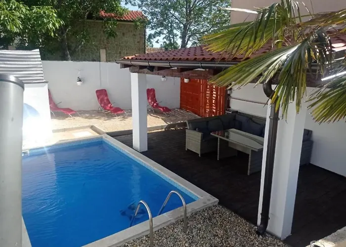 Mumy - Four Bedroom With Pool Gostinjac