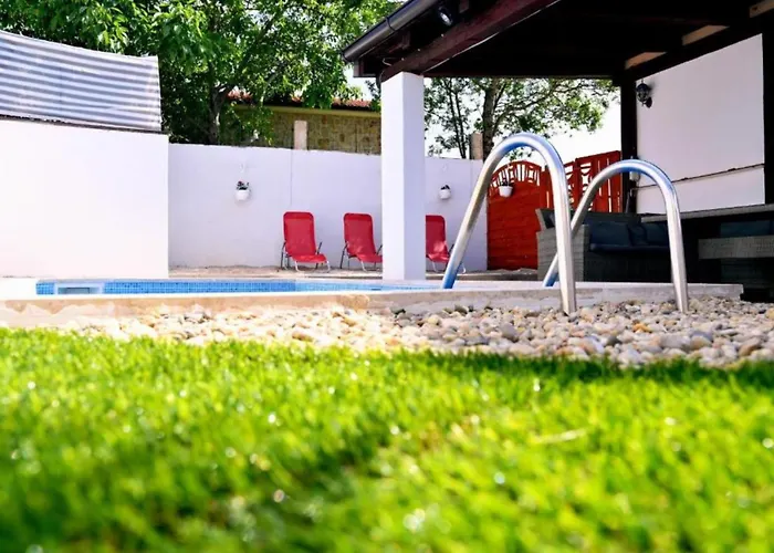 Mumy - Four Bedroom With Pool Vikendica *