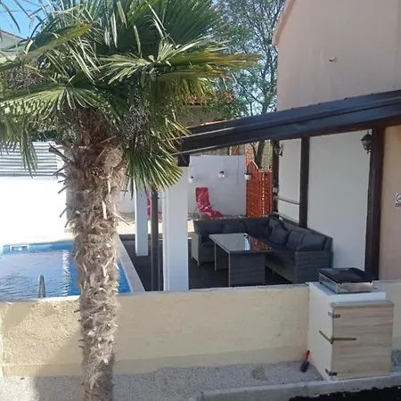 Casa vacanze Mumy - Four Bedroom With Pool Gostinjac