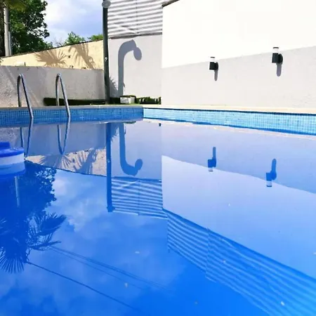 Nyaraló Mumy - Four Bedroom With Pool *