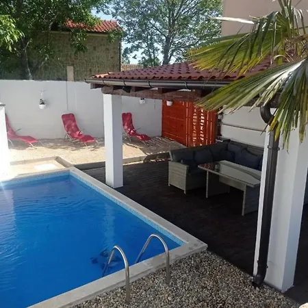 Mumy - Four Bedroom With Pool Gostinjac