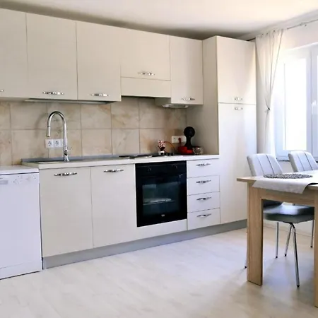 度假居 Mumy - Four Bedroom With Pool Gostinjac