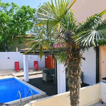 度假居 Mumy - Four Bedroom With Pool Gostinjac